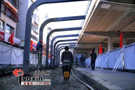 乌鲁木齐BRT5号线站台搭建钢结构 计划11月底投入运营
